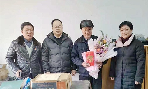 浙江省國防工業工會徐航主任、王哲（副處級調研員）代表省國防工業工會來公司慰問全國勞動模範餘昌琴和困難職工。